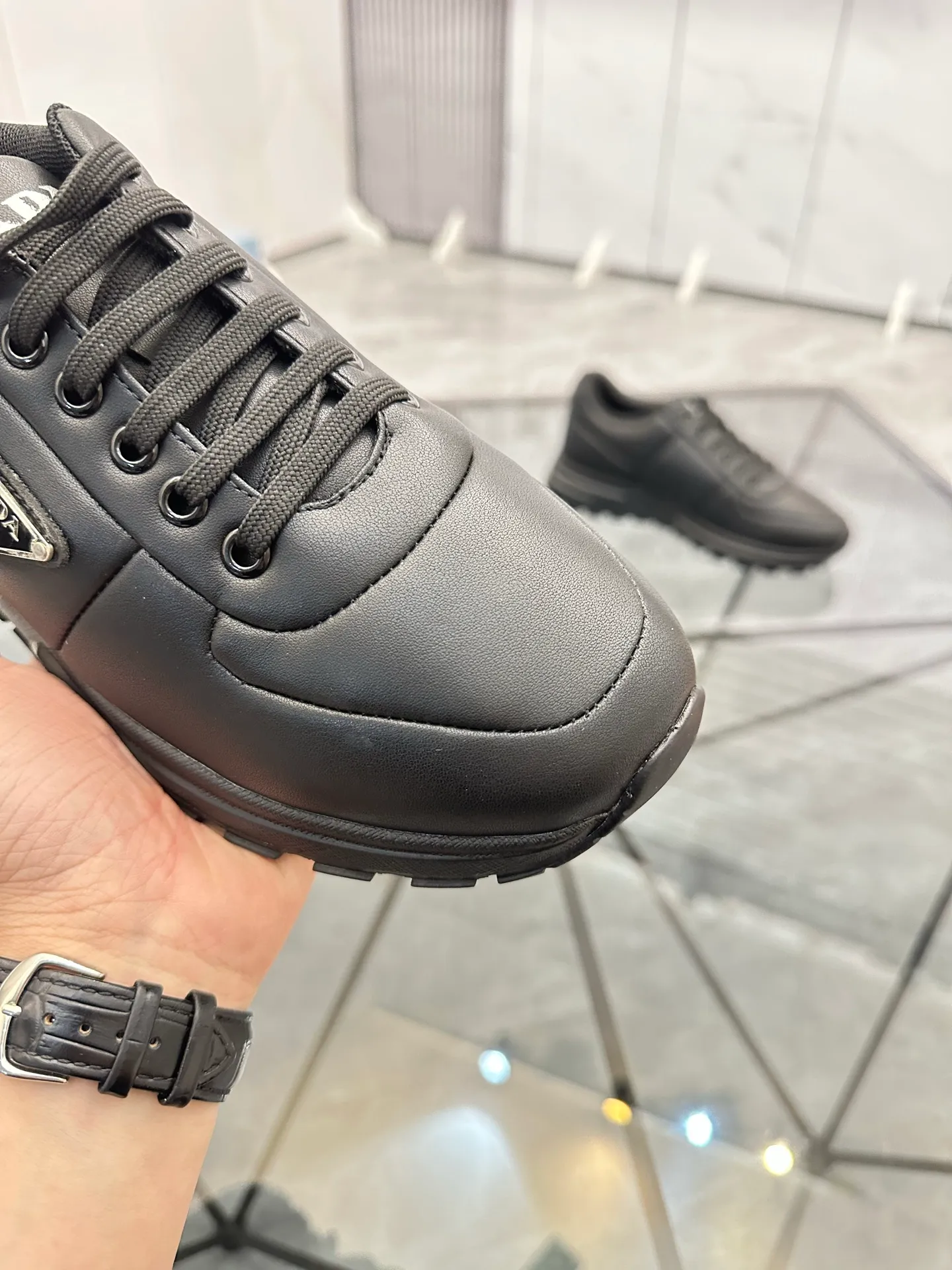 Men's shoes: 💰P440¥ Product trademark: Prada *"Prada*" low-top casual shoes Regular size: 38-44 (can be customized to 45.46) Product materials: imported cowhide upper, sheepskin lining, original outsole. Number: 835